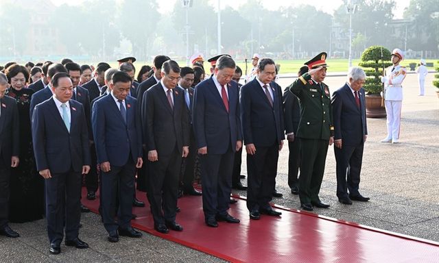 Lãnh đạo Đảng, Nhà nước, các đại biểu Quốc hội vào Lăng viếng Chủ tịch Hồ Chí Minh