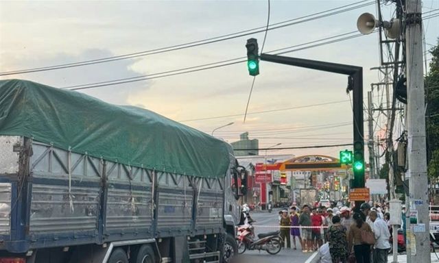 Ông đón cháu đi học về, cả 2 gặp tai nạn với xe tải, cháu tử vong thương tâm