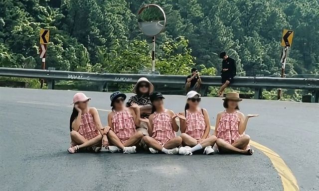 6 người phụ nữ ngồi tạo dáng chụp ảnh giữa khúc cua trên đèo Hải Vân bị xử phạt