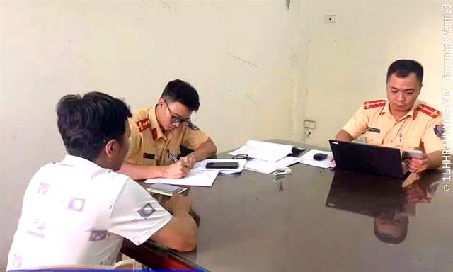 Nhiều xe ô tô biển trắng chở khách thu tiền trái quy định ở Thanh Hóa