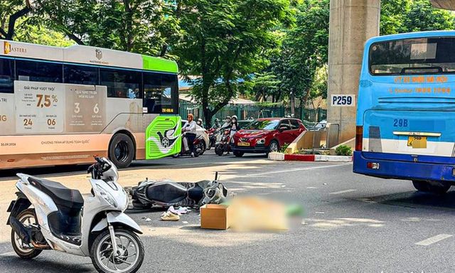 Hiện trường vụ tai nạn giao thông ở Hà Nội, cô gái tử vong thương tâm