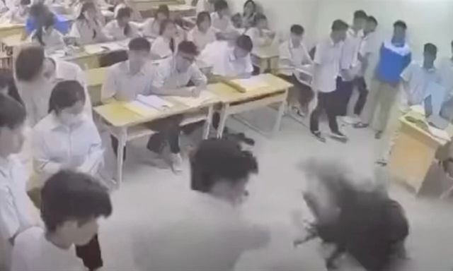 Bắt khẩn cấp nam sinh hành hung cô giáo ngay trên bục giảng ở Hà Nội