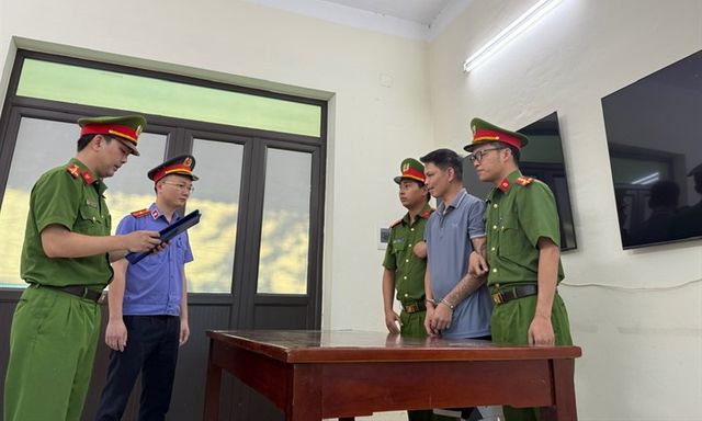 Khởi tố, bắt tạm giam người bố hành hạ 2 con gái ở Phú Thọ