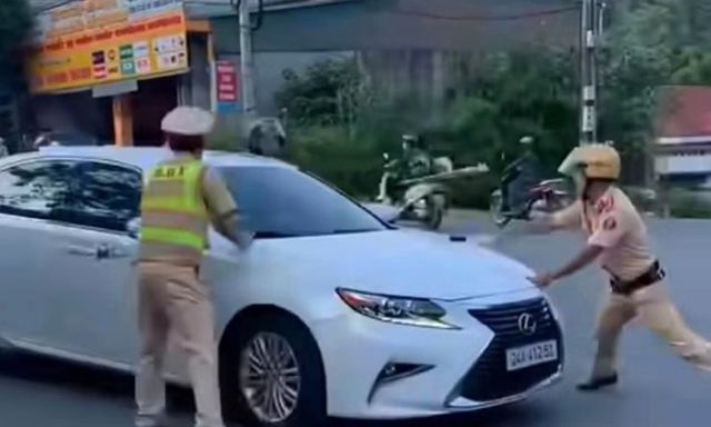 Nữ tài xế ô tô Lexus khóa cửa, tăng ga bỏ chạy khi CSGT dừng xe