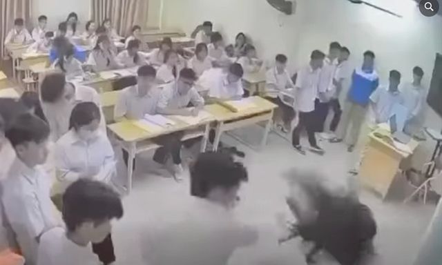 Xôn xao thông tin học sinh đánh cô giáo ngay trong lớp ở Hà Nội: Giám đốc Sở GD&ĐT nói gì?