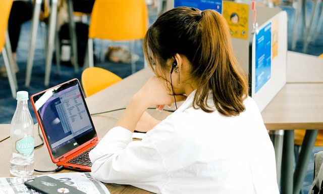 Bằng giỏi không còn là tấm vé bảo đảm: Khi doanh nghiệp cần năng lực thực tế hơn điểm số