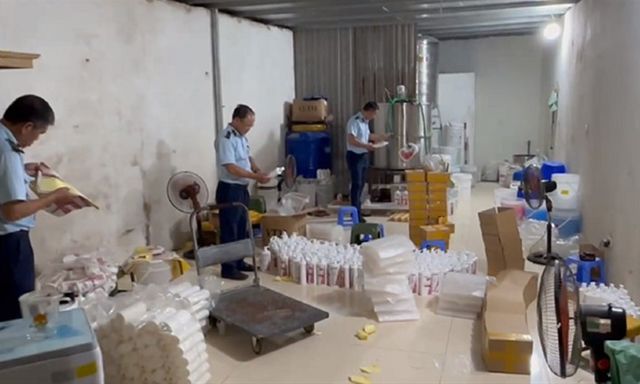 Hà Nội: Phát hiện cơ sở sản xuất nước giặt, sữa tắm có dấu hiệu giả mạo nhãn hiệu OMO, Lifebuoy