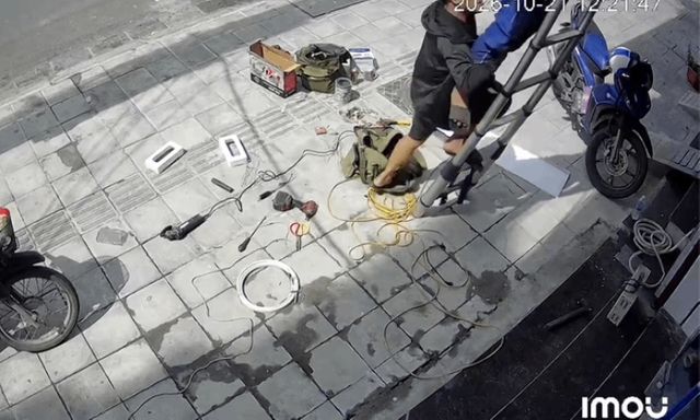 Nghe tiếng hét thất thanh, người thợ điện lao lên cứu đồng nghiệp thoát chết trong gang tấc