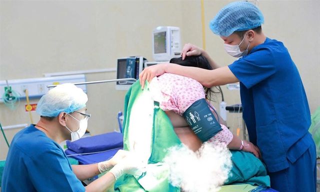 Người mẹ nặng 150 kg, đa ối gần 5 lít sinh con trai 5,4 kg