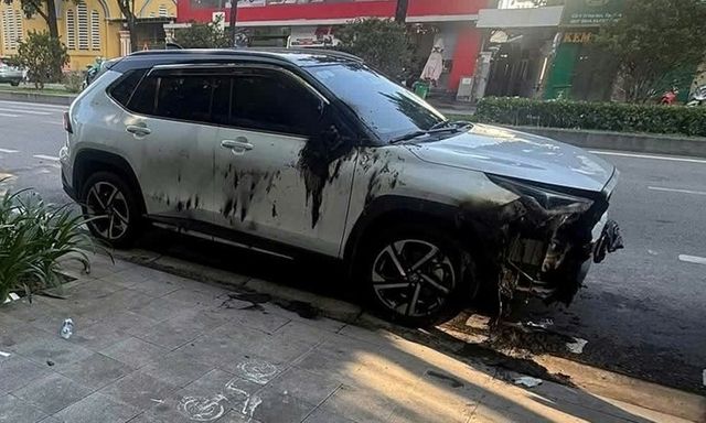 Ô tô bị đốt phá khi đang đậu ven đường, hư hỏng nghiêm trọng
