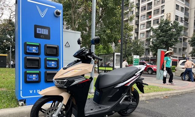 Chung cư còn vướng chỗ sạc, xe máy điện đổi pin VinFast mở lối “lên xanh” cho người dân