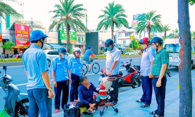 Vụ người phụ nữ mang theo con riêng của người tình xin ăn trên phố: Chính quyền vào cuộc xử lý
