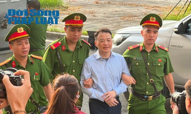 Cận cảnh Shark Bình và Mr Pips bị dẫn giải đến phiên tòa sáng 26/10