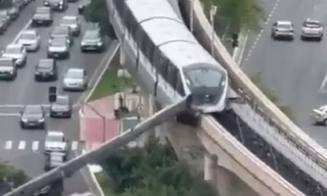 Thót tim cảnh đoàn tàu đâm trúng cần cẩu đổ sập, mảnh vỡ văng tung tóe