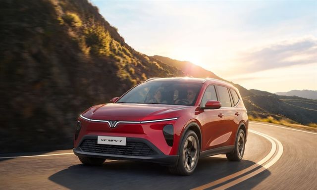 Người dùng Việt ưng VinFast VF MPV 7: Nhàn hơn khi dừng đèn đỏ, thuận tiện đỗ xe