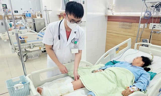 Đắp lá ớt chữa vết thương, người phụ nữ 65 tuổi phải nhập viện