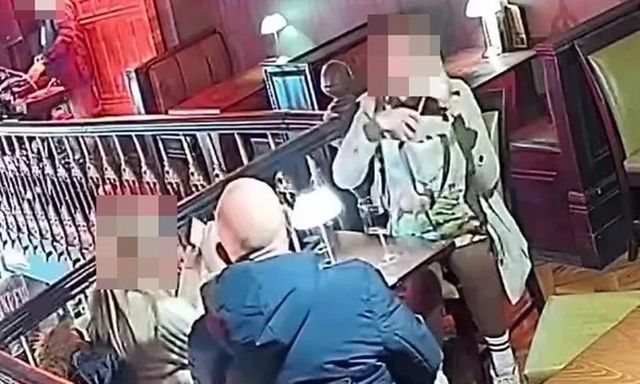 Camera giám sát lật tẩy hành động xấu xí dưới gầm bàn của nữ thực khách trong quán bar