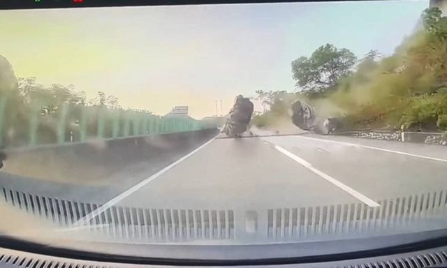 Clip: Khoảnh khắc tảng đá lớn lăn thẳng xuống trước đầu xe ô tô đang chạy trên đường cao tốc