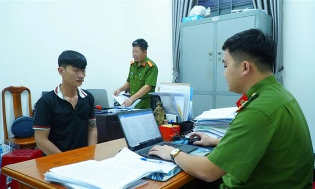 Bắt nam thanh niên dùng dao khống chế chủ quán tạp hóa, cướp nữ trang ở TP.HCM