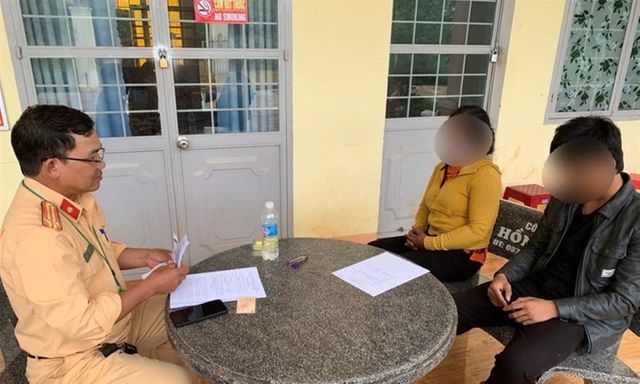 Con mang xe máy đi độ chế, mẹ bị phạt 5 triệu đồng