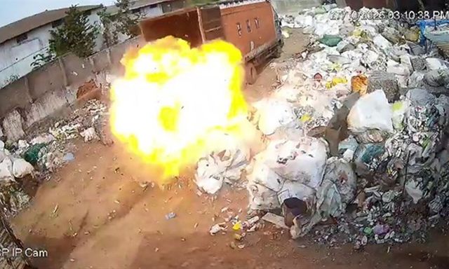 Giẫm trúng chiếc hộp lạ, 2 công nhân thu gom phế liệu bị thương
