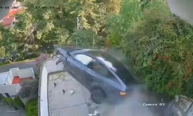 Chiếc Tesla phóng tốc độ cao, đâm xuyên qua bức tường, lao xuống đất