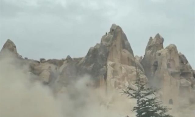 Clip: Khối đá khổng lồ bất ngờ đổ sập tại điểm du lịch nổi tiếng ở Thổ Nhĩ Kỳ, 2 người thiệt mạng, nghi còn nạn nhân mắc kẹt