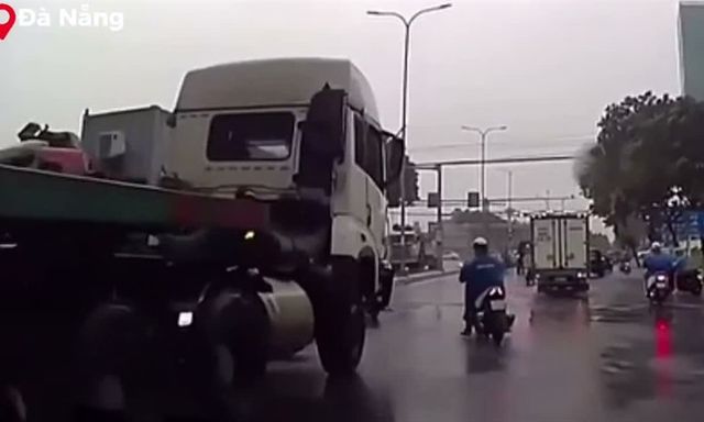 Cứu nữ sinh khỏi điểm mù xe container, nhân viên gác chắn xúc động trước phản ứng của người bà