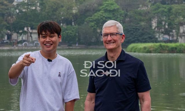 Chùm ảnh, clip nét căng: CEO Apple Tim Cook đi dạo Hồ Gươm, cười tươi rói và trò chuyện cực thân thiết với Duy Thẩm