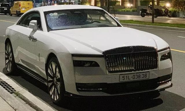 Minh “Nhựa” gây bất ngờ khi sở hữu cặp đôi Rolls-Royce biển số cặp 38