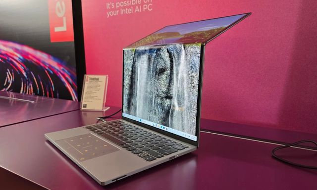 Lenovo hé lộ concept máy tính xách tay màn hình gập, chạy bằng năng lượng mặt trời