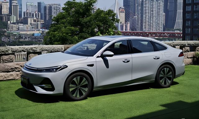 Geely hé lộ chiếc sedan hybrid mới, có khả năng chạy tới 2.100 km