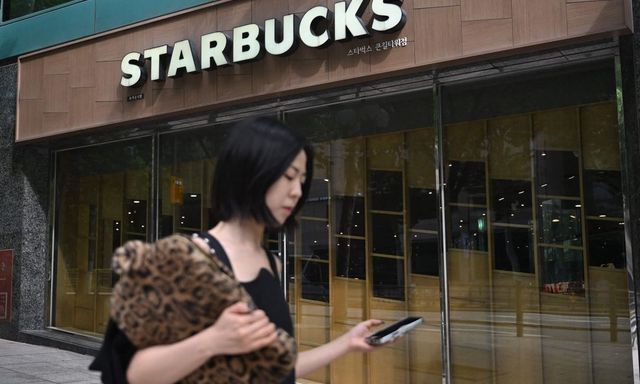 Trụ sở Starbucks Hàn Quốc bị cảnh sát ập vào khám xét
