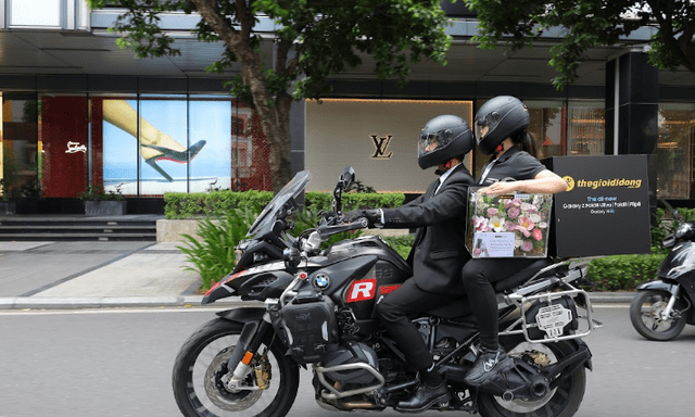 Chiêu marketing độc lạ của Thế Giới Di Động: Tung dàn 'shipper VIP' mặc vest đen đi giao điện thoại