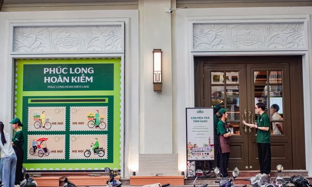 Phúc Long mở cửa hàng mới ngay Bưu điện Hà Nội: Không gian 360 m2 đậm chất hồ Hoàn Kiếm, có cả phòng chờ tàu và chỗ ngồi nhìn phố
