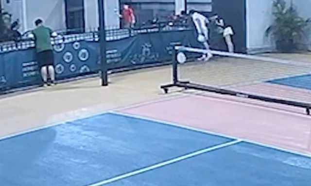 Cố nhặt bóng pickleball, người đàn ông rơi xuống đất tử vong tại chỗ