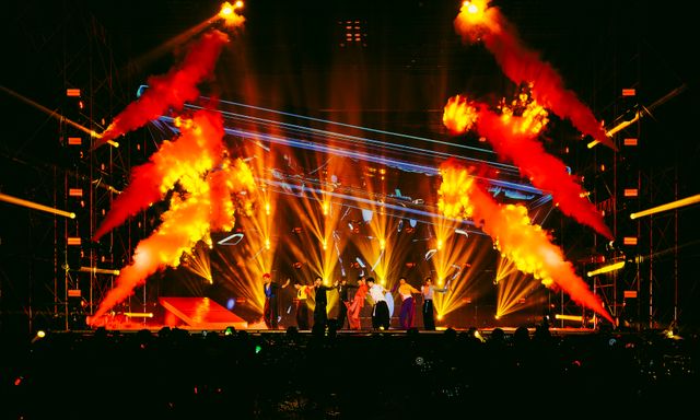 Cú bắt tay chấn động: 