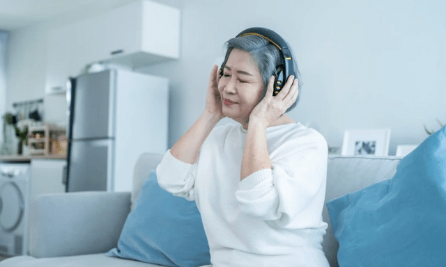 Một nghiên cứu mới cho thấy nghe nhạc có thể làm giảm nguy cơ mắc chứng mất trí nhớ gần 40%.