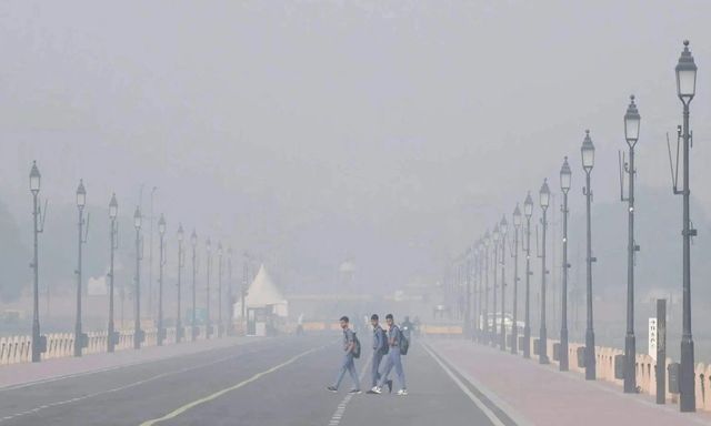 Ô nhiễm không khí nguy hại ở Ấn Độ: Học sinh chuyển sang học trực tuyến, 27 chuyến bay bị hủy, hơn 500 chuyến bị hoãn