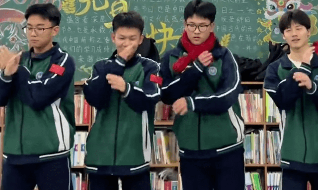 Thay vì mắng mỏ, cô giáo biến học sinh đi học muộn thành “nhóm nhạc nam”: Video triệu like gây sốt