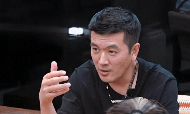 Vì sao đàn ông càng nghèo, càng kém cỏi lại càng ám ảnh làm “trụ cột gia đình”?