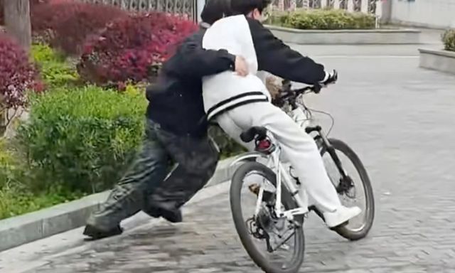 Nam sinh kiếm bộn tiền bằng nghề dạy người lớn đi xe đạp, mỗi khóa 4 tiếng trị giá 2,8 triệu/người