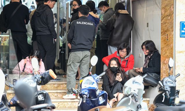 Bạc vượt 116 triệu/kg, người xếp hàng 5 tiếng chờ mua bạc