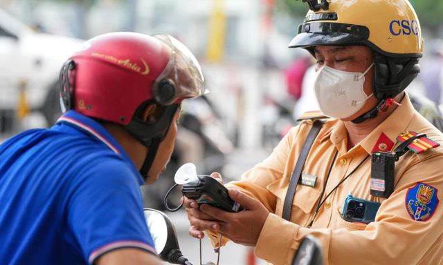 Anh Nam uống rượu từ hôm trước, sáng hôm sau lái xe đi làm, bị phát hiện có nồng độ cồn thì có bị xử phạt? Bộ Công an trả lời