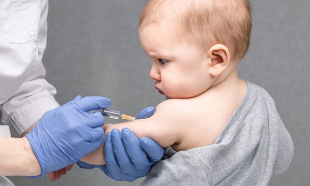 Bê bối tiêm vaccine 6 trong 1 quá hạn cho trẻ sơ sinh gây rúng động châu Âu