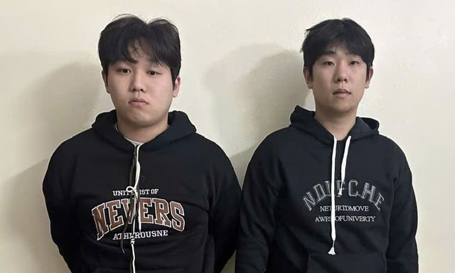 Nóng: Công an Việt Nam bắt giữ và bàn giao 2 đối tượng truy nã đỏ của Interpol cho Hàn Quốc