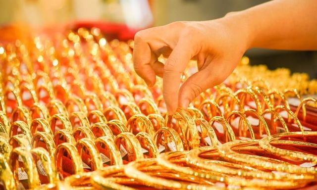 Mua vàng nhẫn hàng tháng để tích cóp, bất ngờ tiệm vàng phá sản, ngừng hoạt động: Tôi phải làm gì đây?