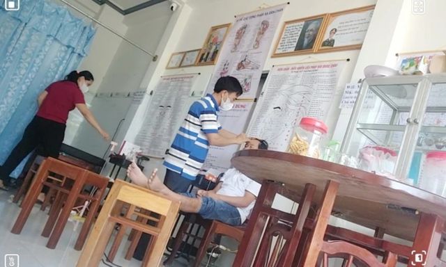 Đình chỉ cơ sở sức khỏe để người phụ nữ mắc bệnh tâm thần vẫn điều trị bệnh cho người dân