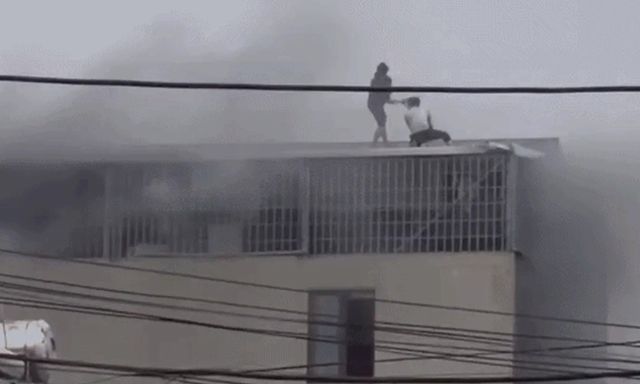 Người đàn ông kể giây phút bắc thang cứu 7 người trong vụ cháy ở Hà Nội: 