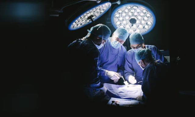 Tước quyền hành nghề bác sĩ phẫu thuật làm thủng mạch máu não bệnh nhân gây tử vong